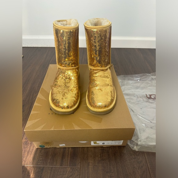 UGG
Classic Short Sequins Boots Gold 38 - Picture 5 of 11